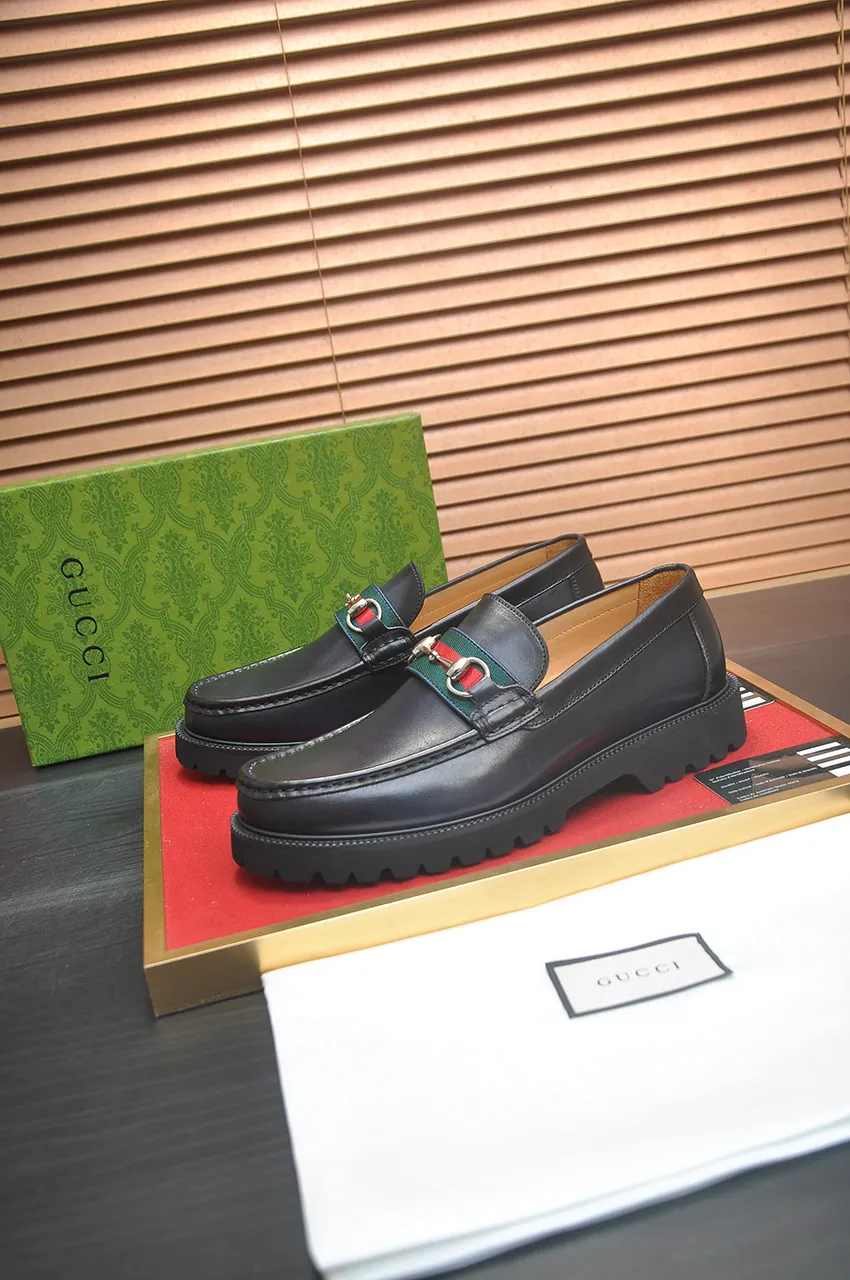 Men's shoes💰560💶Italy's top luxury men's shoe giant (GUCCI) (Gucci) (full cowhide lining) new arrival🍃Original European style🔰 Pleasant to the eye😍In order to make the shoes more durable and non-deformable🌀The production continues to follow traditional methods but there is still no lack of innovation💪Choose original sheepskin for the leather♻️ Smooth and natural And extra bright ⭐Made of imported cowhide, the first choice of rich people 38-45 (45 customized)
